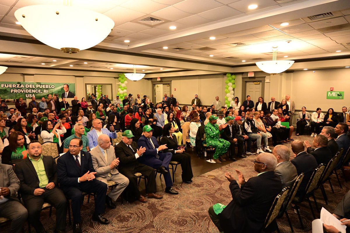 SELF2028's tweet photo. Presidente @LeonelFernandez juramenta nuevos miembros de la #FuerzaDelPueblo en Boston. 
Agradece a los integrantes del Movimiento Visión LF, por su apoyo y compromiso con nuestra causa política.

@RRosarioMarquez 

#Self2024 #SectorExternoLeonel 
#SeguimosCreciendo https://t.co/4qmhOZ5CiG