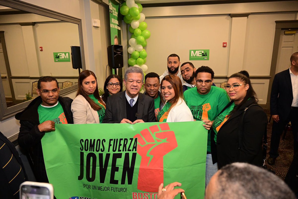 SELF2028's tweet photo. Presidente @LeonelFernandez juramenta nuevos miembros de la #FuerzaDelPueblo en Boston. 
Agradece a los integrantes del Movimiento Visión LF, por su apoyo y compromiso con nuestra causa política.

@RRosarioMarquez 

#Self2024 #SectorExternoLeonel 
#SeguimosCreciendo https://t.co/4qmhOZ5CiG