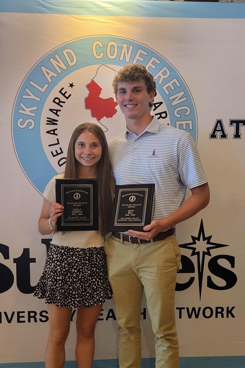 Congratulations to senior athletes Carly Christie and Jack Bill on receiving Female and Male Scholar Athlete recognition for the Skyland Conference. 
#morethanathletes #onandoffthefield ⚽️🏈🏀🥍