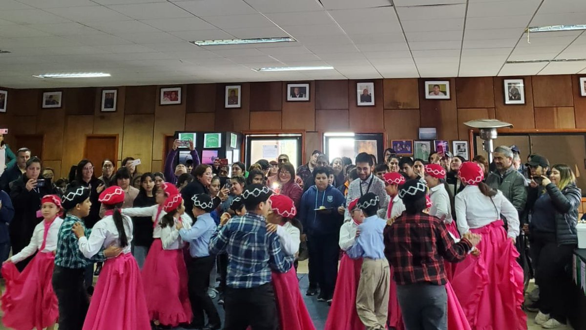 EDF_Espanol's tweet photo. También compartimos experiencias con la Municipalidad de las Guaitecas y su concejo municipal, 10 sindicatos de pescadores, gremio de turismo, alumnas y alumnos del liceo de Melinka, comunidad indígena en una linda actividad cultural. https://t.co/hmZUthepDQ