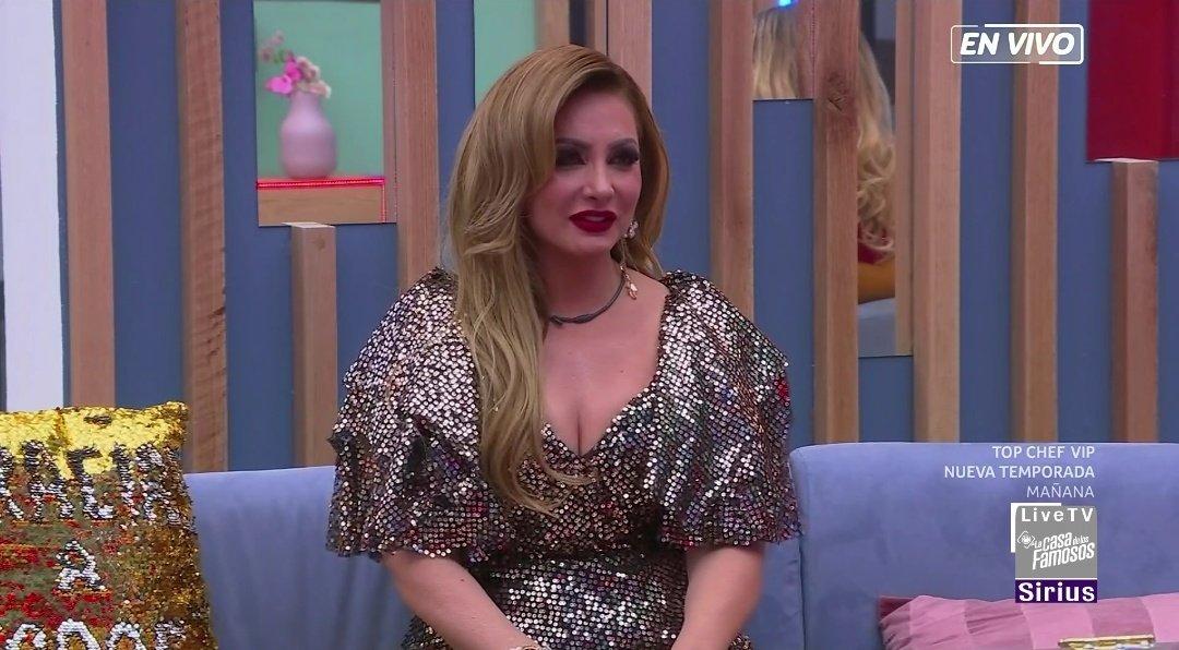 TeamPaty1's tweet photo. Mi bella @PatyNavidad_MX no importa el lugar en el que quedes,para nosotros tú eres la GANADORA. Muchas cosas que tanto pedías te esperan aquí afuera, y por supuesto que te has ganado nuestro amor, incluso personas jovenes cómo yo nos hemos visto en ti. Renaciste cómo un FÉNIX ♥️ https://t.co/iXgpt2kiRf