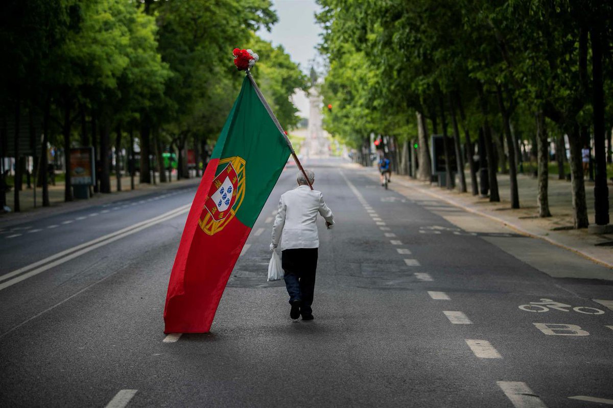 Feliz 25 de abril. Relembrar esta fotografia lendária.