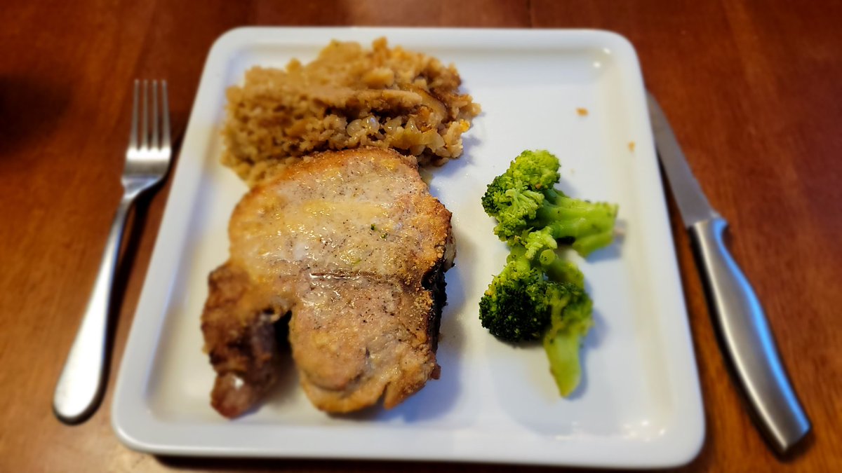 Pork chops, seasoned rice, and broccoli
#Foodography
@emilyjomays
