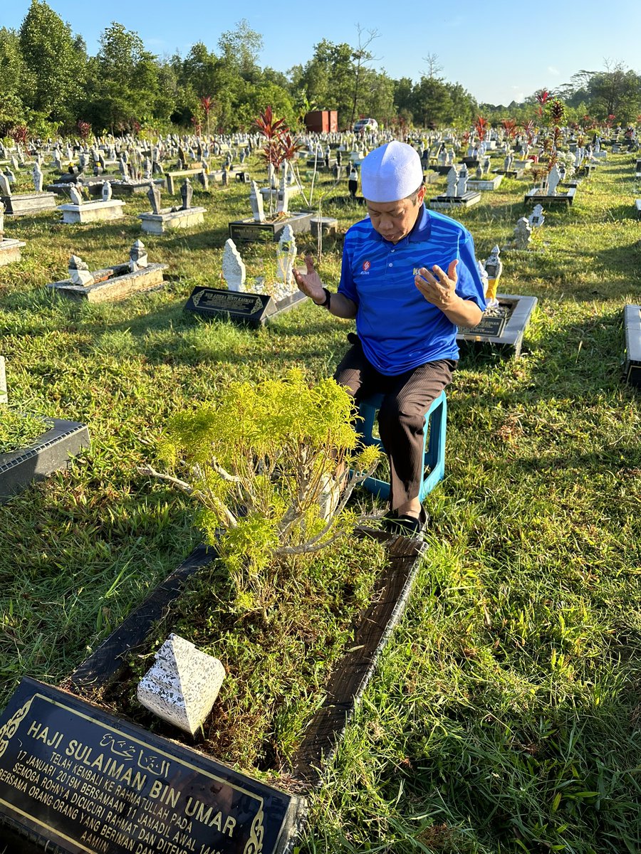 ahmadmaslan's tweet photo. Hari ini pulang ke #Semenanjung. 7.15 pagi sudah terang di Tanah Perkuburan #Semariang #Kuching. 

Kpd yg kenal bapa mertua saya, seorng cikgu &amp; Guru Besar mohon sedekah Al-Fatihah.

Moga roh Hj Sulaiman Umar dicucuri rahmat &amp; dgn anugerah Allah dimasukkan ke dalam SyurgaNya. https://t.co/h1B4PcgZGT