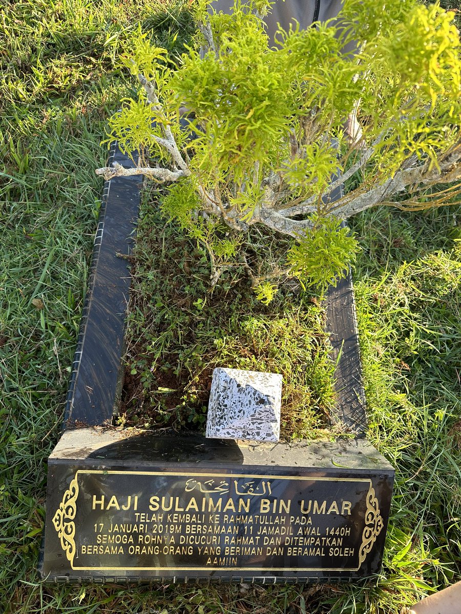 ahmadmaslan's tweet photo. Hari ini pulang ke #Semenanjung. 7.15 pagi sudah terang di Tanah Perkuburan #Semariang #Kuching. 

Kpd yg kenal bapa mertua saya, seorng cikgu &amp; Guru Besar mohon sedekah Al-Fatihah.

Moga roh Hj Sulaiman Umar dicucuri rahmat &amp; dgn anugerah Allah dimasukkan ke dalam SyurgaNya. https://t.co/h1B4PcgZGT