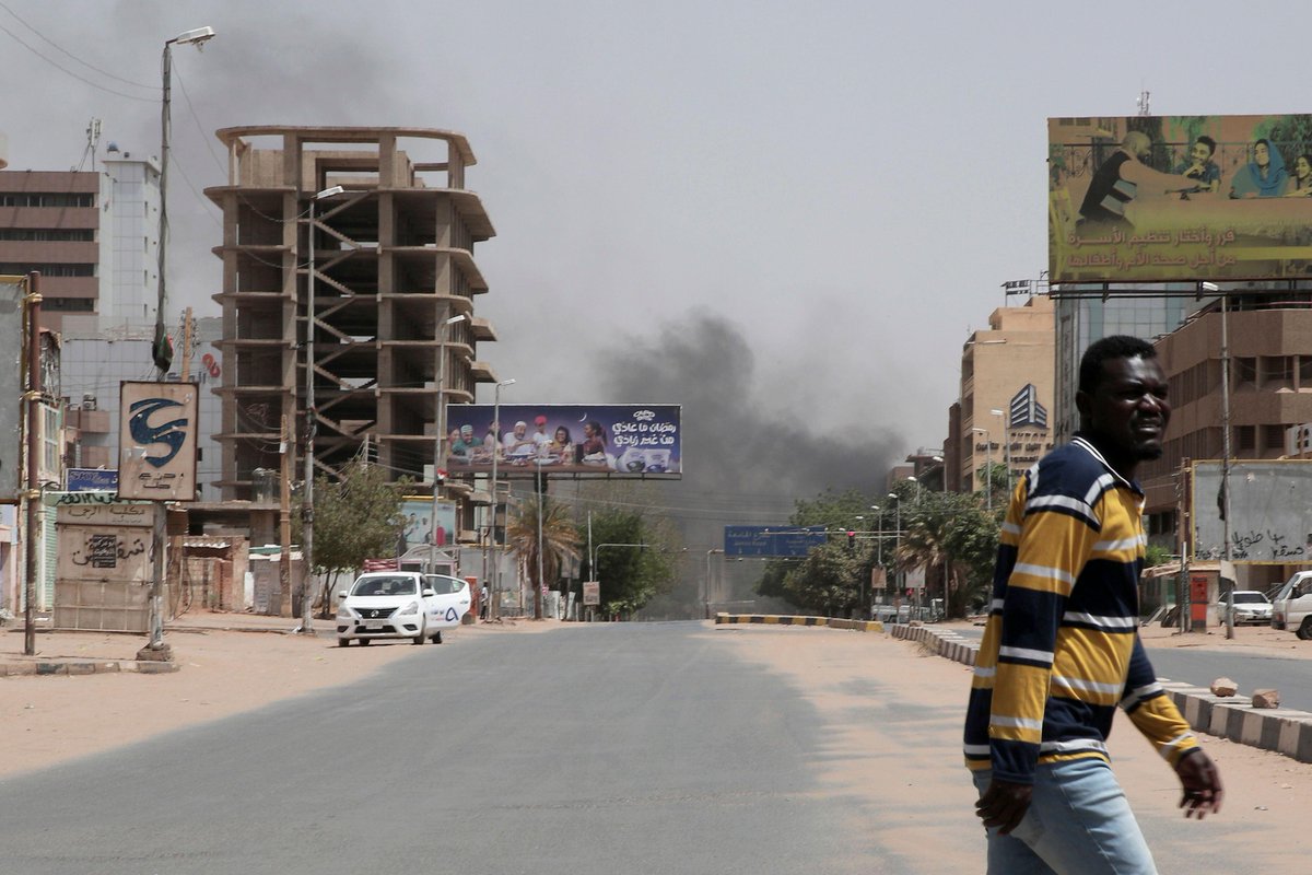 LBC's tweet photo. The Government continues to consider "all possible options" as calls grow for the evacuation of British citizens from Sudan. @TheSpurrShow asks: how much are we responsible for the welfare of British nationals living in war torn countries? https://t.co/uEs4NRfKYd