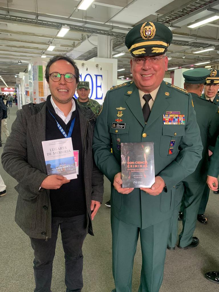manualmodernoco's tweet image. Hoy en la FILBo, el Comandante de las Fuerzas Militares de Colombia el General Giraldo, con uno de nuestros libros. Con-ciencia Criminal. Criminología, psicología jurídica y perfilación criminal. Mayor Ph.D Ervyn Norza coautor del libro

@PoliciaColombia
@FuerzasMilCol