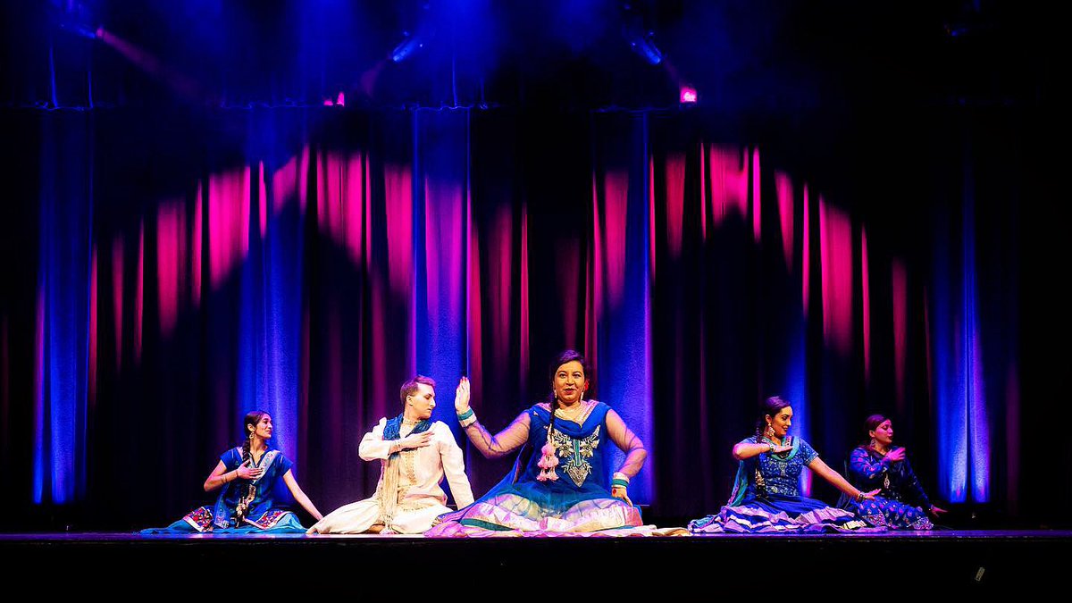 ✨ My team and I are thrilled with the response ‘Shikayat’ has received. Thank you guys for all the support and beautiful messages. We are so glad that so many of you have enjoyed it❤️. Here’s to many more to come! 🥂 😊 ✨

🥀 ✨ #Shikayat 🫰 🌙

#ctcdancetroupe #Bollywood #art