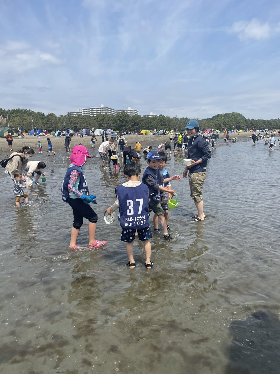 bsy103tw's tweet photo. 海の生き物を見つけよう！

電車やモノレールを乗り継いで潮干狩りに行きました。

色々な種類の貝を見つけたり、ヤドカリ🐚やカニ🦀、エビ🦐も発見して大興奮！

磯で遊ぶ時の安全ルールや、行き帰りの交通機関でのマナーもよく守りましたね👌

#ボーイスカウト
#ビーバースカウト #潮干狩り https://t.co/bb0bHlYcMO