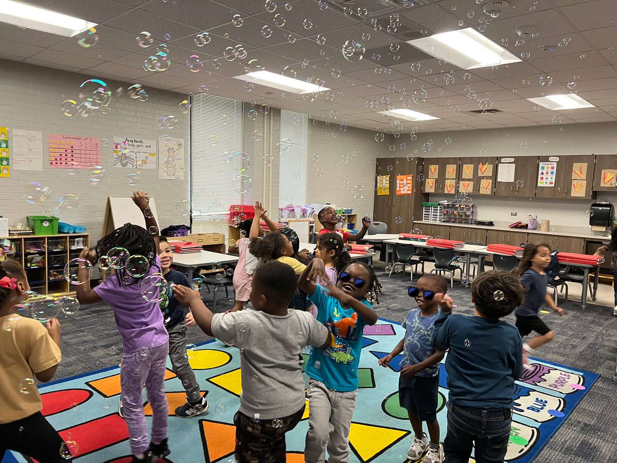 EvaPCFISD's tweet image. 🫧🫧🫧B is for Bubbles! 🫧🫧🫧 #ABCSummerCountdown #PrimaryFun @CFISD_Hancock @FelderTamera @CarrieAnneEd