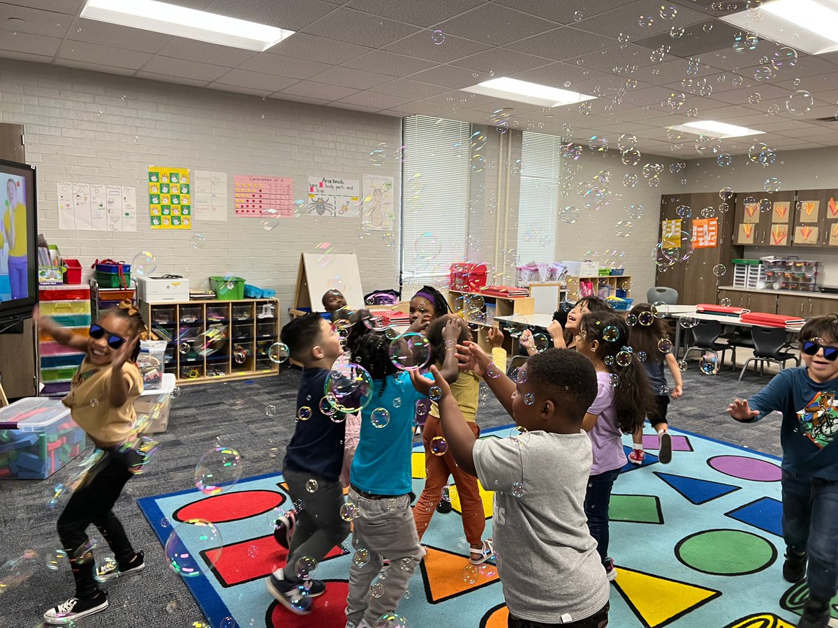 EvaPCFISD's tweet image. 🫧🫧🫧B is for Bubbles! 🫧🫧🫧 #ABCSummerCountdown #PrimaryFun @CFISD_Hancock @FelderTamera @CarrieAnneEd