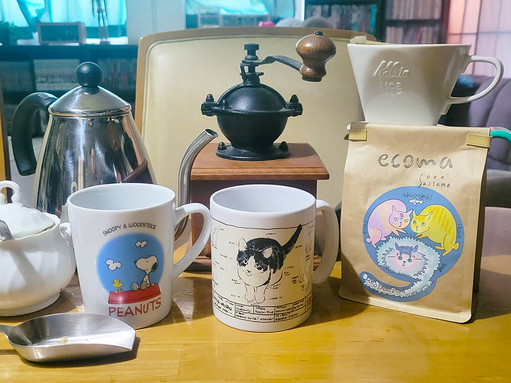 jollyboytwitte's tweet photo. 5時半起床、朝一でお客様にCGを送付。
からの珈琲、ガリガリゴリゴリタイム。
今日は、エコマ珈琲のキャットストリートブレンド(2回目)の袋を開ける。マグは、猫と犬(スヌ)。
キャットストリートは、グアテマラやエチオピア他のブレンド(と書いてある)でフルーティーな酸味。
#ecoma #Coffee https://t.co/1A9TqfFbJG