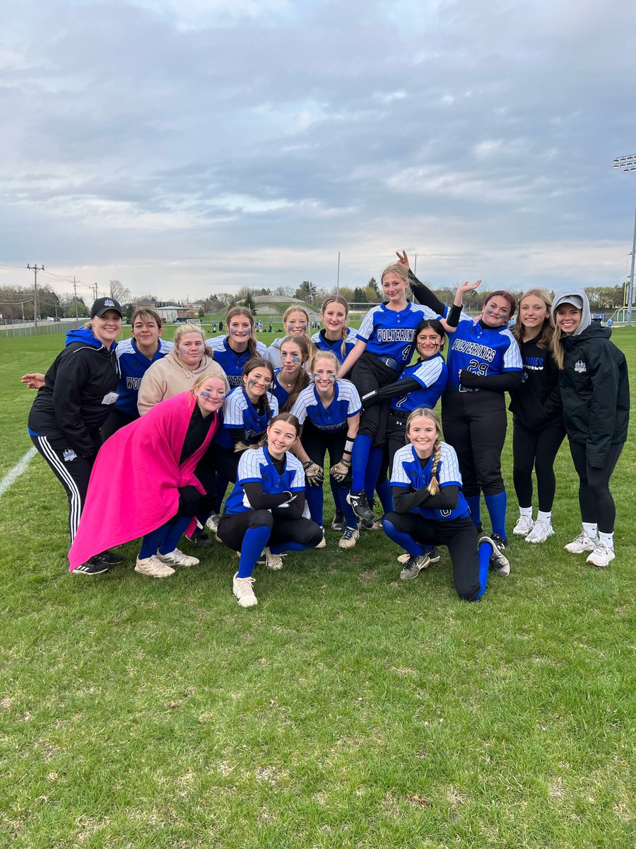 Big win for JV tonight as they faced DSHA!

Malaya Dodge, 3-3 with 4RBIs and a HOMERUN

Paisley Schroeder, 2-3 with an RBI double

Vivi Hruby, 1-2 with a triple

Aubry Neilsen was our winning pitcher with 7 strikeouts on the 17 batters she faced! Plus, it was her birthday! 🎂🥳