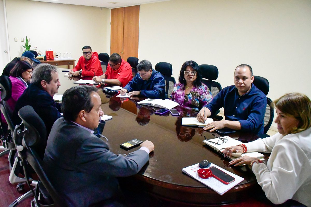¡Seguimos avanzando!

En el marco de la transformación educativa, instruida por el Pdte. <a href="/NicolasMaduro/">Nicolás Maduro</a>, sostuvimos reunión con representantes de las asociaciones de escuelas privadas para continuar trabajando por la calidad educativa.

@MPPEDUCACION