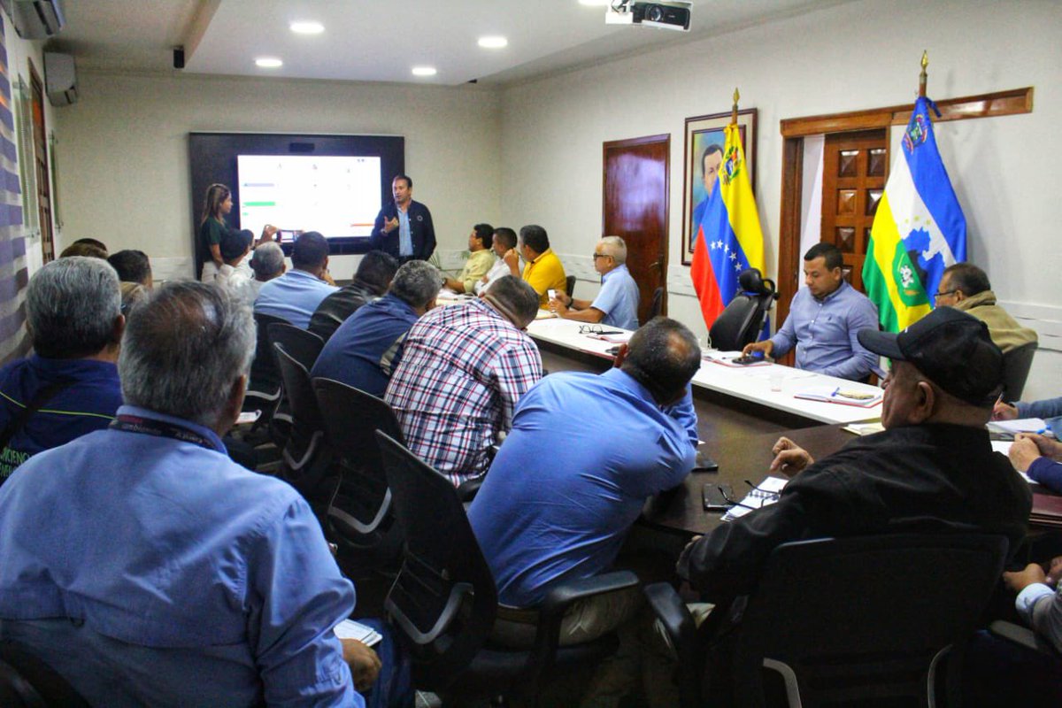 Hoy sostuvimos una reunión productiva con nuestros alcaldes y gabinete de gobierno para priorizar los casos que recibimos a través del 1x10 del Buen Gobierno. Una herramienta que nos permite conectarnos directamente con nuestro pueblo, sin trabas ni burocratismo. ¡Vamos pa’lante!