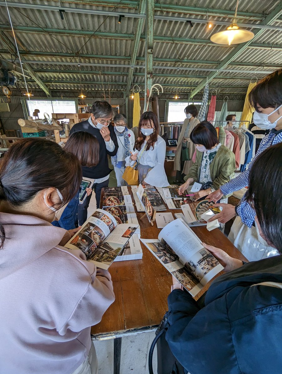 ひとりだと静かで孤独な本の時間だけれど、コミュニケーションが発生するととても動的な時間になる。
静と動を自由に行き来できる。私が、本の世界を好きな理由☺️

本棚ツアーは、とてと動的な時間。
夢中になって、自分のお気に入りの本を探した！本の話は尽きなくて、熱量高かったな〜！ﾜｸﾜｸ