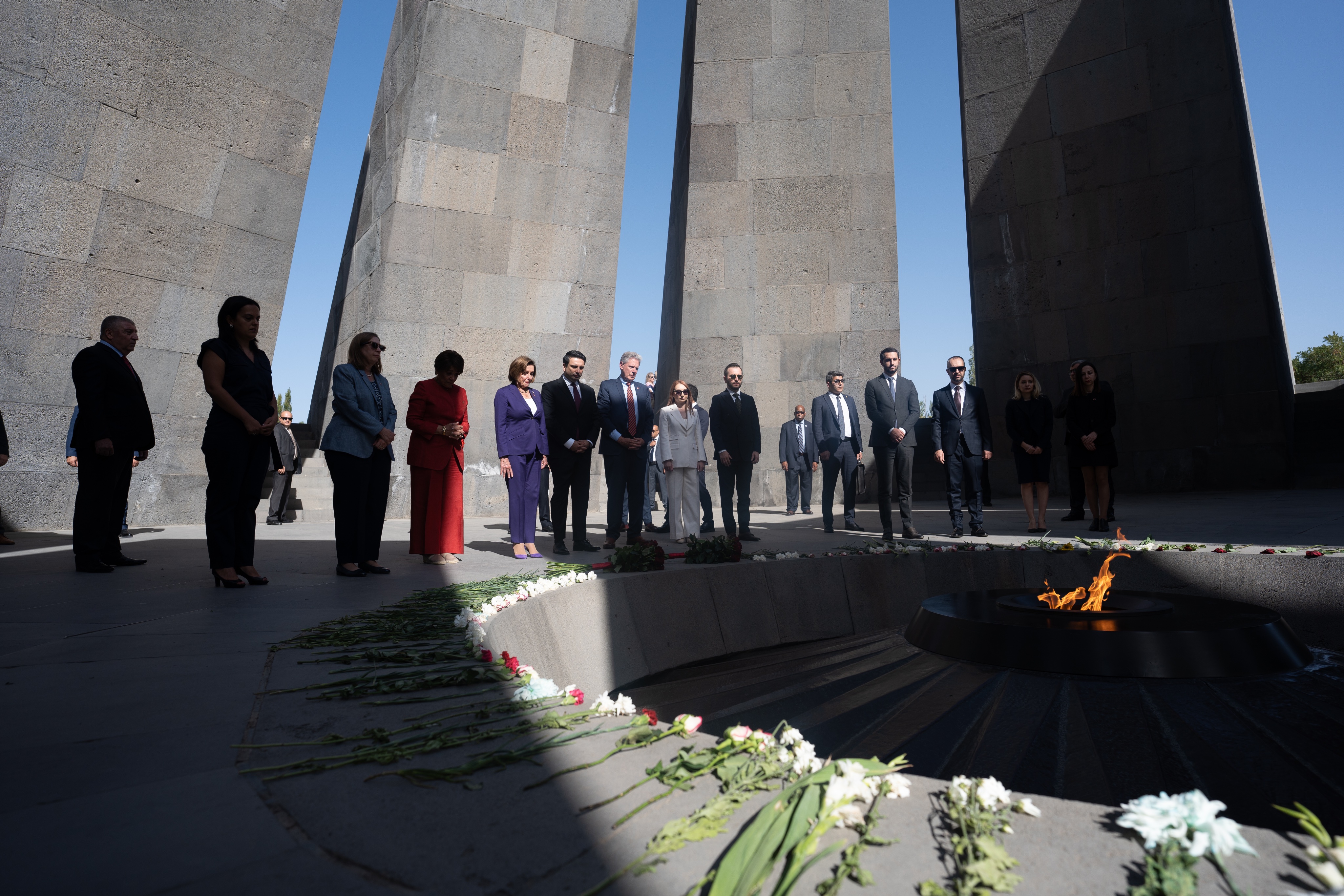 День памяти жертв геноцида армян. Мемориальный комплекс Цицернакаберд. Парк Цицернакаберд Ереван. Мемориал геноцида армян. Цицернакаберд 24 апреля.