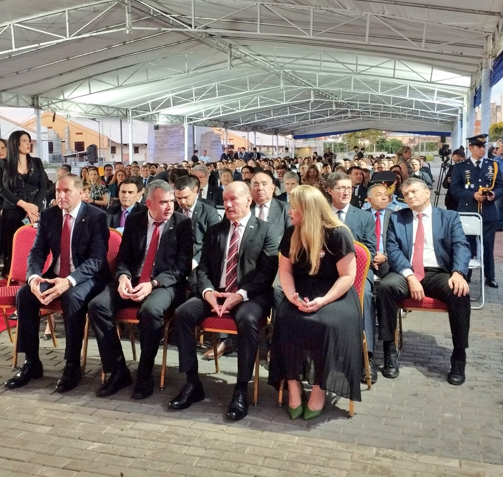 MECpy's tweet photo. ✔️El ministro de Educación @NicoZ2018 acompañó el acto de inauguración de las nuevas #OficinasDeGobierno @mopcparaguay y @aduanapy en el Puerto de Asunción, con la presencia del presidente de la República @MaritoAbdo 🇵🇾 https://t.co/vUejg27vDl
