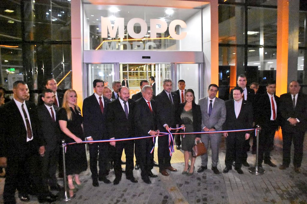 MECpy's tweet photo. ✔️El ministro de Educación @NicoZ2018 acompañó el acto de inauguración de las nuevas #OficinasDeGobierno @mopcparaguay y @aduanapy en el Puerto de Asunción, con la presencia del presidente de la República @MaritoAbdo 🇵🇾 https://t.co/vUejg27vDl