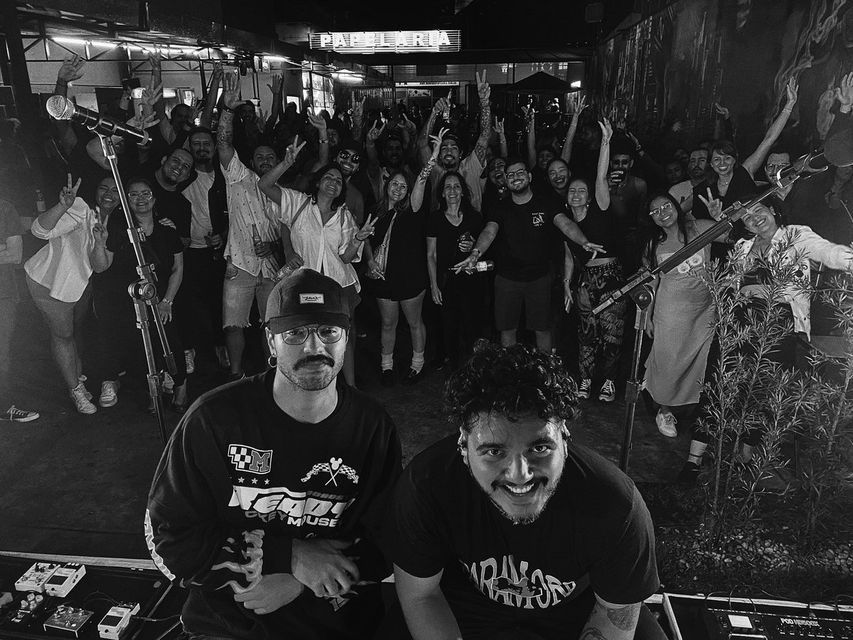 BuknsOficial's tweet photo. Obrigado nunca vai ser o suficiente pra agradecer a todos vocês, nossos medley lovers, por todo apoio nesse primeiro show que foi lindo! 

Preparem-se, pois nossa agenda de show está começando a crescer 

#medleydance #festivalvacaamarela #show https://t.co/E8ZrctSKzt