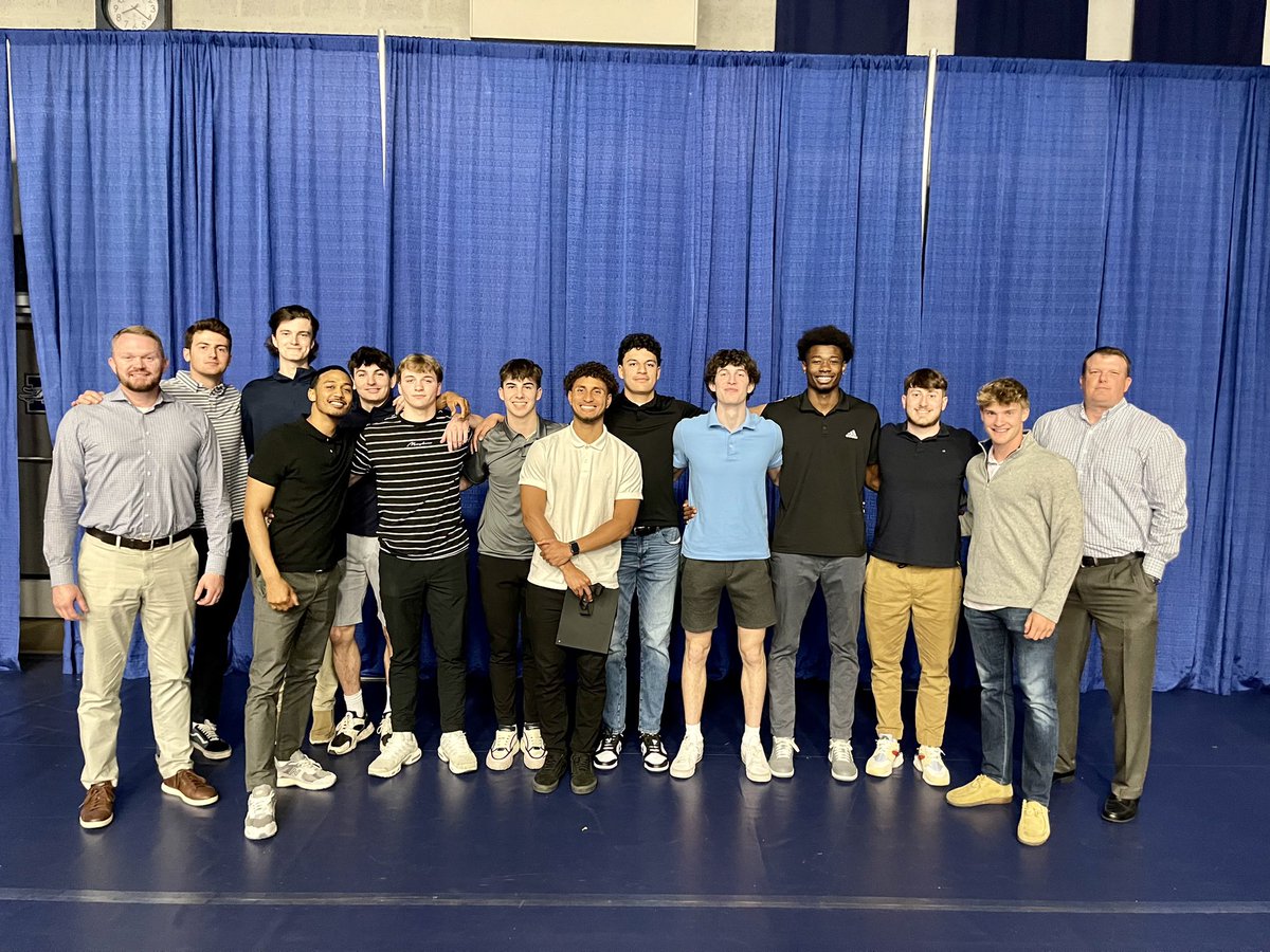 With the guys at the awards banquet!!!
🏀🏀🏀🏀
#HouneEm