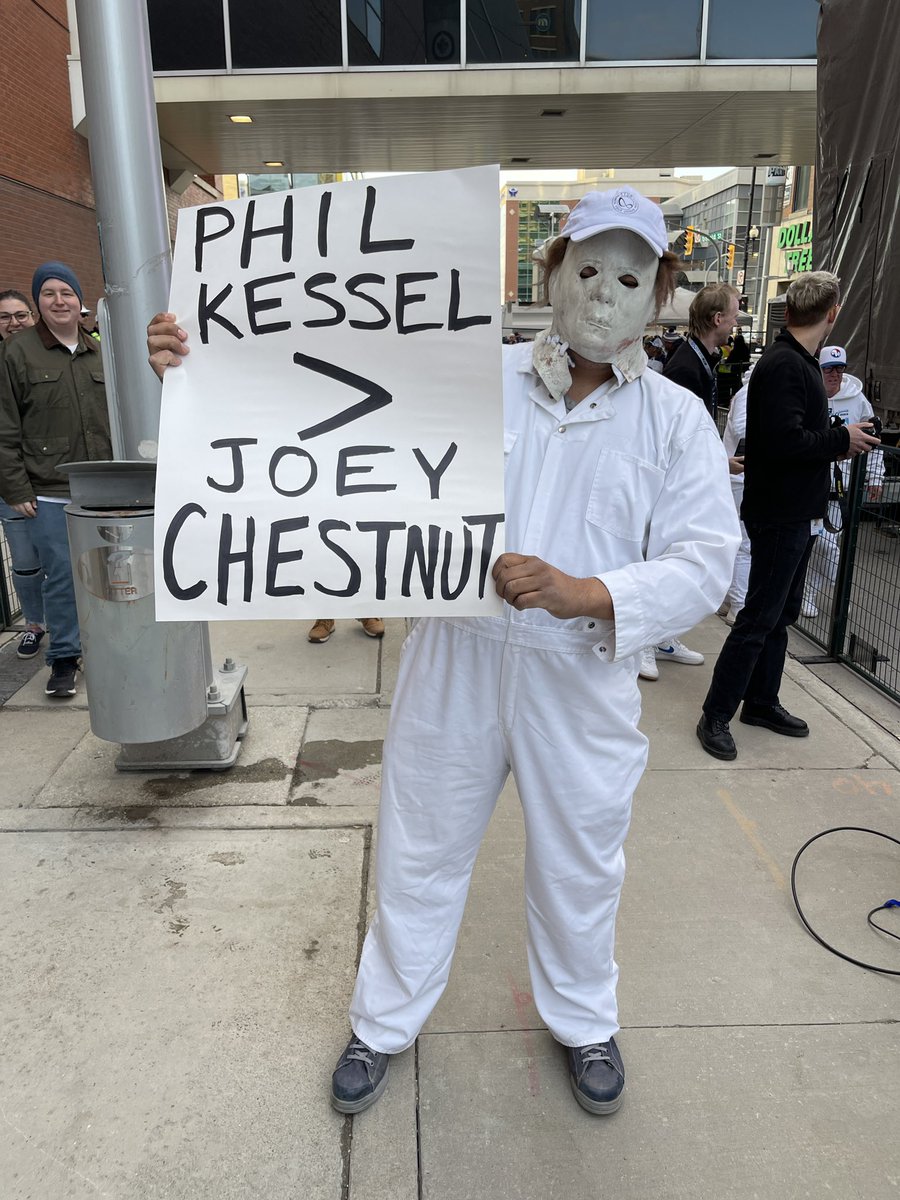 And the wildest sign at the <a href="/NHLJets/">Winnipeg Jets</a> Whiteout party belongs to… 😂🌭