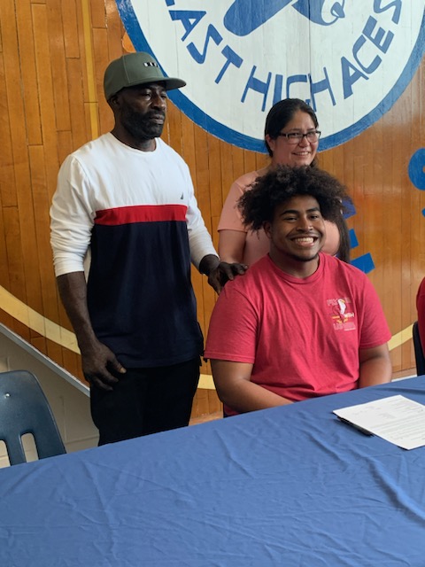 AcePowerlifting's tweet photo. @MrsBlueAce @BlueAceAD @EastHighAces
🚨HISTORY ALERT!!🚨 

CONGRATULATIONS to @Michaelrobeyyy &amp; Haley Somchay as they signed their LOI to @Falcon2strong today!

They are the first 2 powerlifters in program history to sign to the collegiate level! https://t.co/6pQ7lvz8Tt