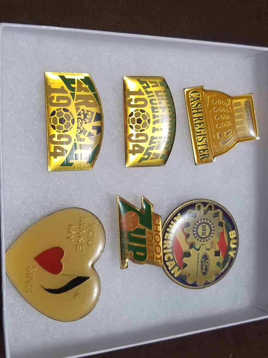TeriE's tweet photo. VINTAGE FUN  #EnamelPin LOT ~ 7up Heart Music California Lottery #Ford #80s #90s #vintagepins #tackpins #collectibles #7up #advertising #IheartMusic #californialottery #cashregister #theUncola #worldcupsoccer #soccer #brazil  https://t.co/bmSKyoYNZu #eBay via @eBay https://t.co/GIH5EeuLfG