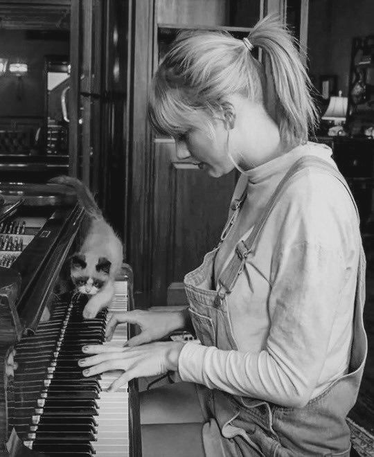 ccswiftiee's tweet image. canciones de taylor as...
¡ canciones de morat ! 💓
by 🐕