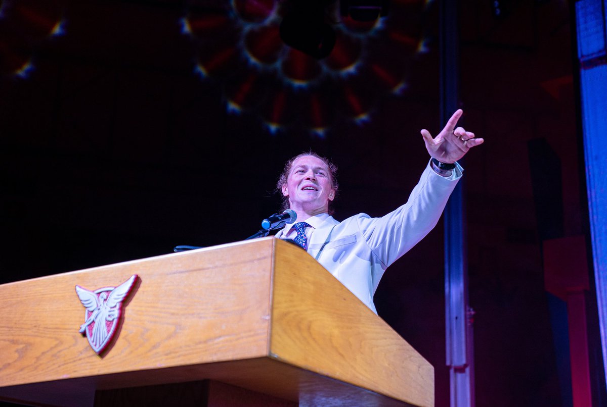 bsusportslink's tweet photo. .@colltw32 accepts his ‘Heart of the Cardinal Award’! 

“It’s a parade in my city” 🫶

#BallState #ChirpChirp #WeFly #SportsMediaMajor #Chirpies https://t.co/ojLHBLjt4n