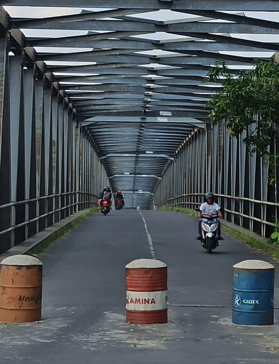 rij85's tweet photo. Rangka-rangka impor Jembatan Glendeng. Sayang, jembatan melintang Bengawan Solo ini masih diportal #jembatanglendeng #bojonegoro #tuban #jatim https://t.co/5EZIvHx0LG