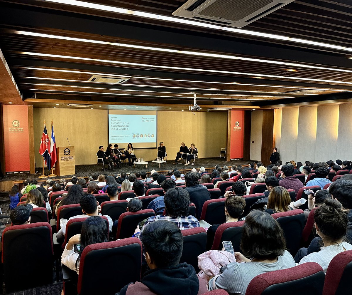 [AHORA EN UNAB] En el Auditorio UNAB Campus Bellavista se desarrolla el seminario “Nuevos Desafíos en la Construcción de la Ciudad”. El evento contó con una exposición del arquitecto colombiano Alejandro Echeverri sobre los desafíos de las ciudades en torno a la inequidad social