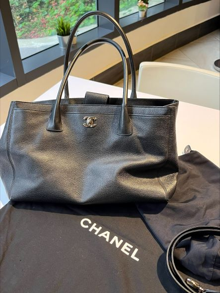 JewelcafeMY's tweet photo. Item: CHANEL EXECUTIVE CERF TOTE BAG
The customer intends to sell due to she wants to buy a new bag.
Read more: https://t.co/Pl2o01sv83
#jewelcafeMY #purchase #gold #brandedwatch #brandedhandbag #chanel #rolex #highprice #freeappraisal https://t.co/xNflZzkAl1