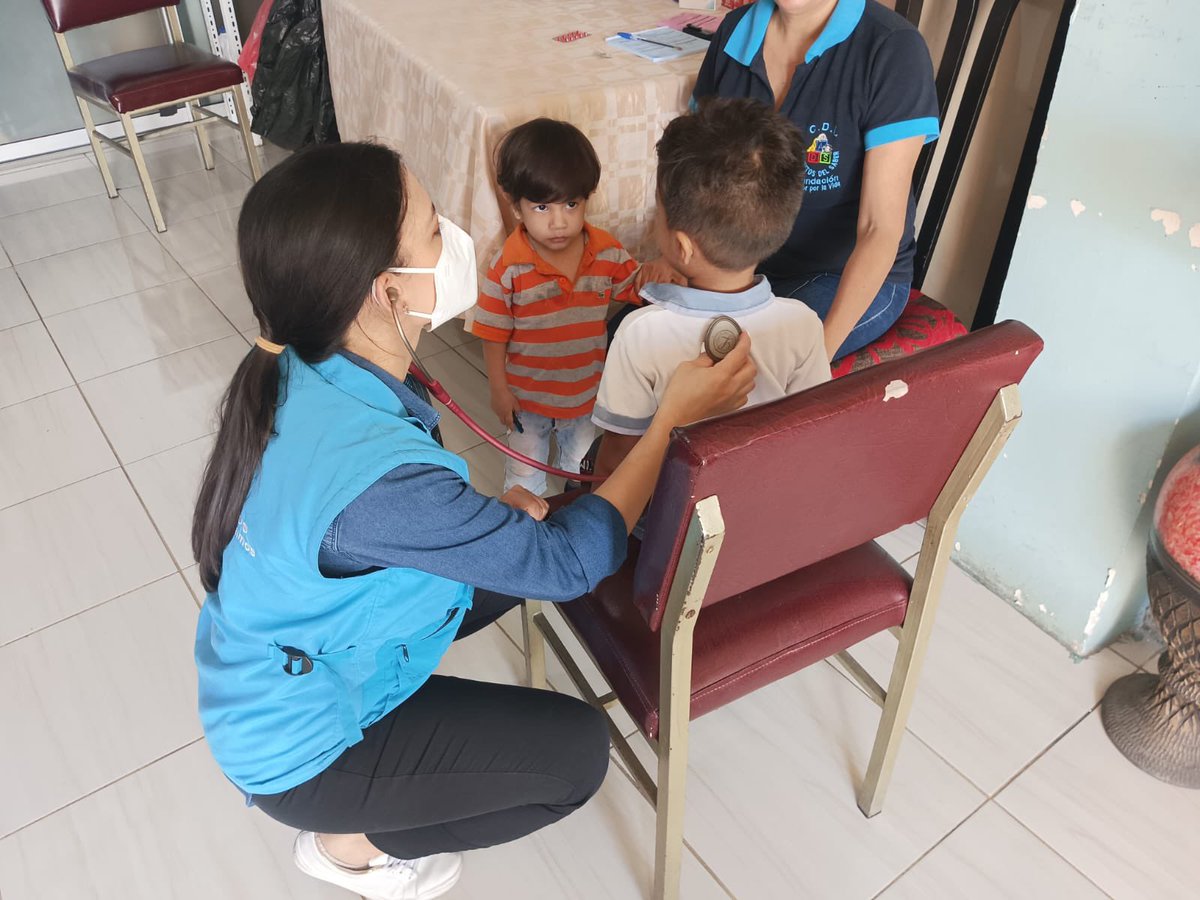 Salud_Guayas's tweet photo. #CruzadaPorLaSalud | Brigada médica del #Distrito09D04 realiza control de peso, talla, hemoglobina. chequeos odontológicos y vacunación a menores del CNH #FuturasEstrellas en parroquia #FebresCordero y  #AmiguitosDelSaber en el #CerroDelCarmen. https://t.co/A00nF9PJNX