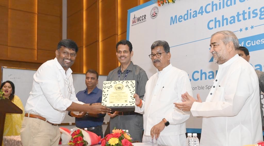 jobzachariah's tweet photo. 🔵 Syam Bandi, my UNICEF colleague was honoured as the Champion of Child rights in Chhattisgarh by Media Collective for Child Rights (MCCR)

🔵 Chhattisgarh Assembly Speaker Dr Charan Das Mahant conferred the award.

🔵 Syam has now moved to UNICEF Tamil Nadu

#CGforVaccine https://t.co/zXT3Nxacgm