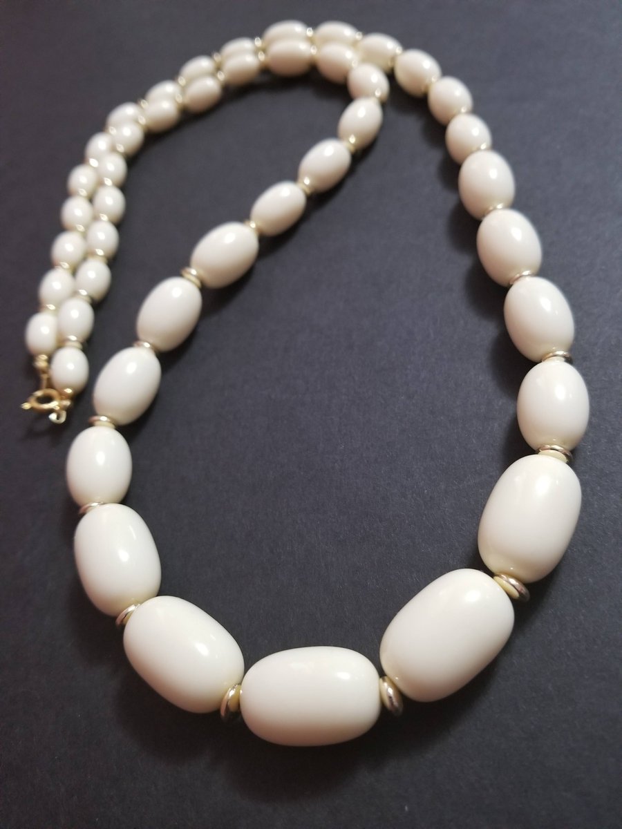 TeriE's tweet photo. VINTAGE 60s Lucite #GraduatedBead Necklace Creamy White w Goldtone Accents 30" #vintagejewelry #vintage60s #ebayfinds #estate #necklace #vintage #giftideas #classicfashion #classics #lucite #jewelry https://t.co/e5TMxGMTwz #eBay via @eBay https://t.co/yPsfB3arx0