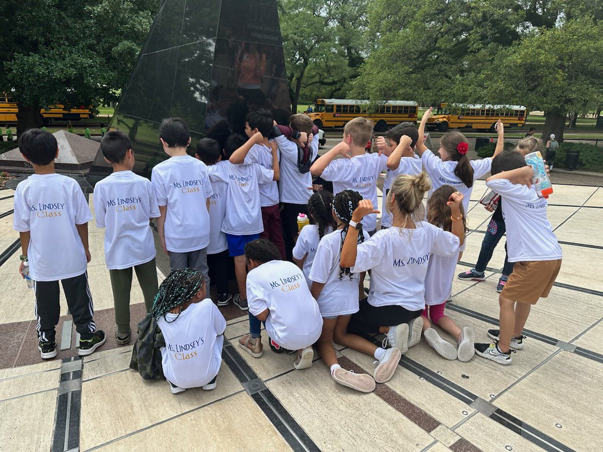 klindsey87's tweet photo. no “life or death” accident can prevent me from all these glowing, smiling faces! our 2nd grade field trip was a success thanks to all of them and my parents!

thank you all for the love and prayers sent my way throughout my recovery 🤍💛💙 

@HumbleISD @HumbleISD_GE https://t.co/3LtVBoSZWT