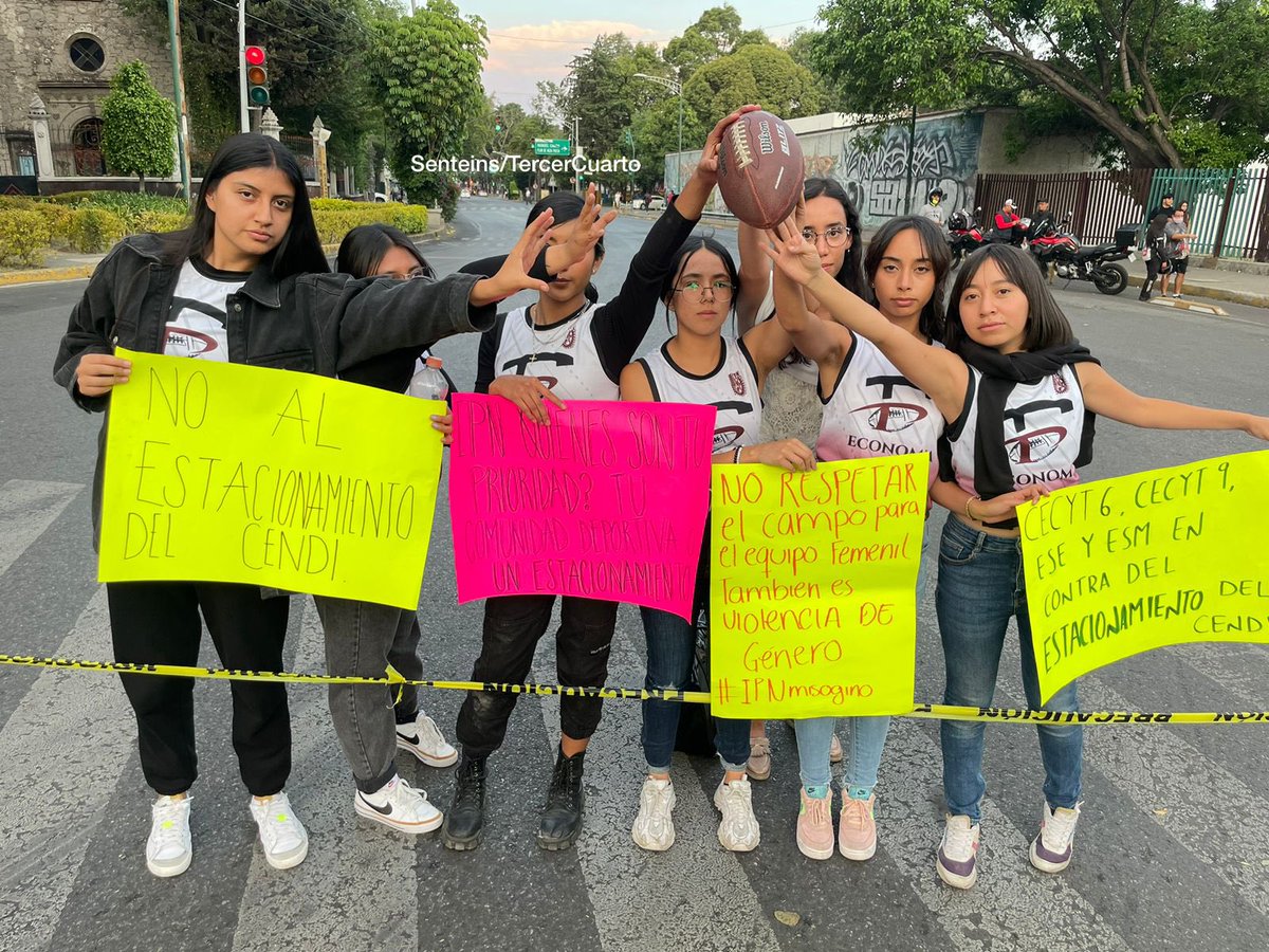 Tercer_Cuarto's tweet photo. 🗣️ ALZAN LA VOZ EN EL CARILLÓN 🏟️

Jugadoras y staff de equipos de Flag Football del ⚙️ IPN que entrenan en la parte posterior del Carillón, han bloqueado la circulación de Av. de los Gallos y Av. Camarones para mostrar su inconformidad por el estacionamiento que se construirá. https://t.co/Hywf4cfsKB