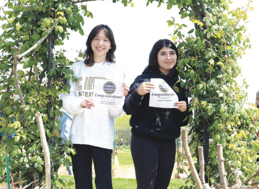scdsoctagon's tweet photo. Issue 7 is out now! Read it here: https://t.co/e8wEUc0BrC. Read about consumerism and two staffers’ awards at a journalism contest. Finally, learn about musical teachers and social media’s effects on attention spans. (Photos by Adam Akins and Rehan Afzal; graphics by Garman Xu) https://t.co/O5zGHXSd82
