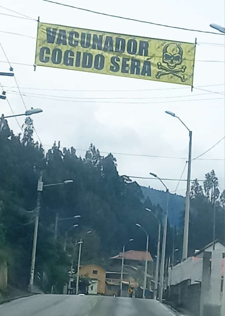#Azuay
Al noroeste de Cuenca, vecinos pusieron un mensaje contra los extorsionadores