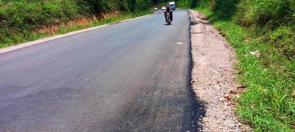 date_africa's tweet photo. 🇺🇬Uganda : Uganda National Roads Authority's
maintenance team is intervening and undertaking sealing works / repairs on some of the affected sections along Gayaza—Kalagi road. 
Works are still ongoing to ensure that all the bottleneck sections are sealed.

#utdauganda #utdainfo https://t.co/ZqAWqYOjw9