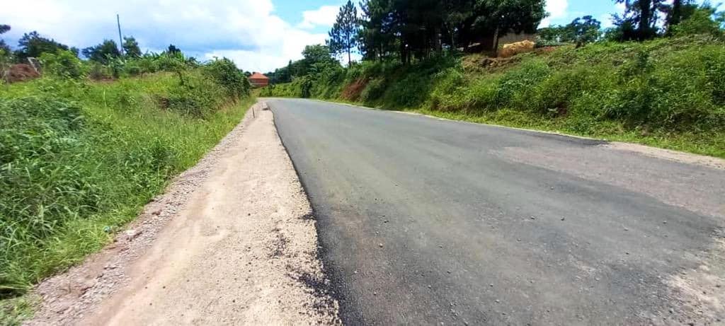 date_africa's tweet photo. 🇺🇬Uganda : Uganda National Roads Authority's
maintenance team is intervening and undertaking sealing works / repairs on some of the affected sections along Gayaza—Kalagi road. 
Works are still ongoing to ensure that all the bottleneck sections are sealed.

#utdauganda #utdainfo https://t.co/ZqAWqYOjw9