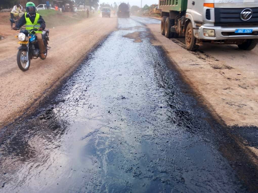 date_africa's tweet photo. 🇺🇬Uganda : Uganda National Roads Authority's
maintenance team is intervening and undertaking sealing works / repairs on some of the affected sections along Gayaza—Kalagi road. 
Works are still ongoing to ensure that all the bottleneck sections are sealed.

#utdauganda #utdainfo https://t.co/ZqAWqYOjw9