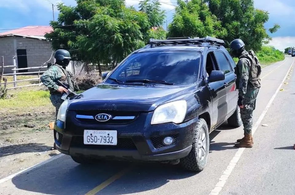 FuerzaAereaEc's tweet photo. Personal militar de la Escuela Superior Militar de Aviación "Cosme Rennella Barbatto" intensifica las operaciones militares de control en el Puerto de Chanduy en la provincia de #SantaElena, a fin de contribuir a la seguridad de la ciudadanía.
#EstamosContigoEcuador 🇪🇨 https://t.co/RwnfZLluue