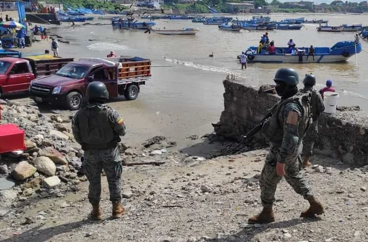FuerzaAereaEc's tweet photo. Personal militar de la Escuela Superior Militar de Aviación "Cosme Rennella Barbatto" intensifica las operaciones militares de control en el Puerto de Chanduy en la provincia de #SantaElena, a fin de contribuir a la seguridad de la ciudadanía.
#EstamosContigoEcuador 🇪🇨 https://t.co/RwnfZLluue