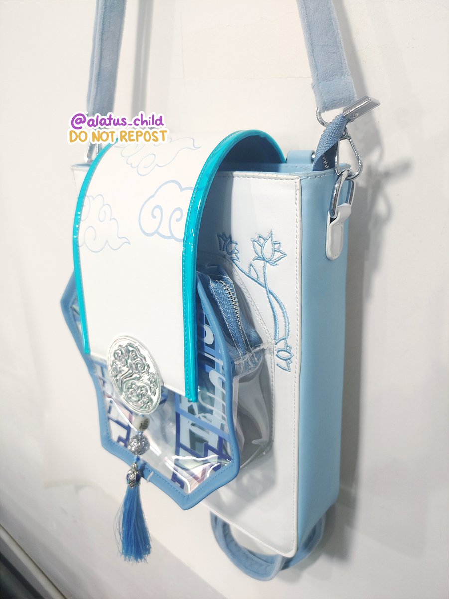 alatus_child's tweet photo. 🌷☁️ LAN XICHEN BAG☁️🌷

❦ size: 22 x 28 x 8 cm
❦ PVC window pocket with blue insert for pins (as ita bag)
❦ magnetic gusu lan buckle
❦ embroidered details
❦ 1 shoulder / 2 backpack soft straps 

#MDZS #mdzsbags #LanXichen #藍曦臣 https://t.co/K8xvKgij0j