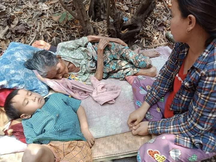 DrTunMyint's tweet photo. While UN Elder Ban Ki-moon got a gift from Myanmar's mass murderer Min Aung Hlaing, elders' in Myanmar got their villages bombed, burnt down, and displaced into forest by Min Aung Hlaing's military.

@TheElders 
@bankimooncentre 
@ochamyanmar 

https://t.co/08LWCWx7eb https://t.co/Ruf7tREEIa