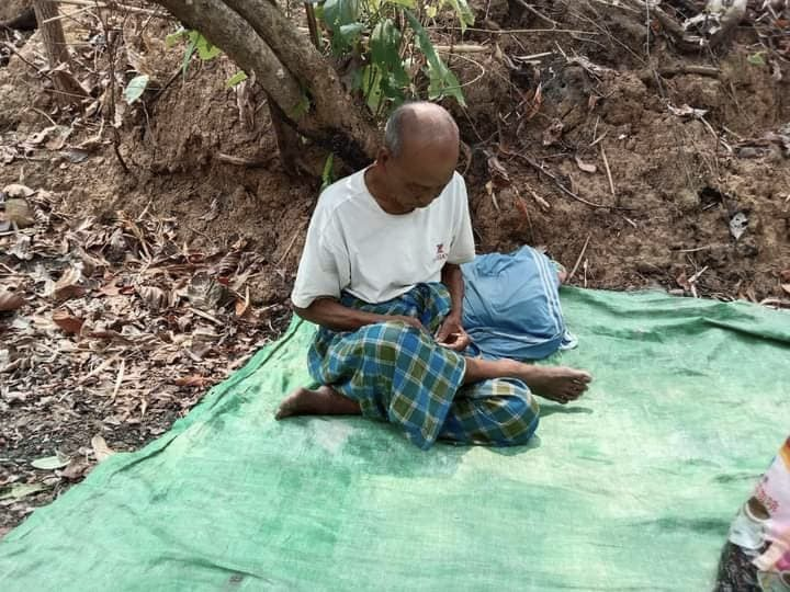 DrTunMyint's tweet photo. While UN Elder Ban Ki-moon got a gift from Myanmar's mass murderer Min Aung Hlaing, elders' in Myanmar got their villages bombed, burnt down, and displaced into forest by Min Aung Hlaing's military.

@TheElders 
@bankimooncentre 
@ochamyanmar 

https://t.co/08LWCWx7eb https://t.co/Ruf7tREEIa