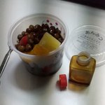 あんみつに黒蜜をかけたつもりが。なんと、ウナギのたれだった。