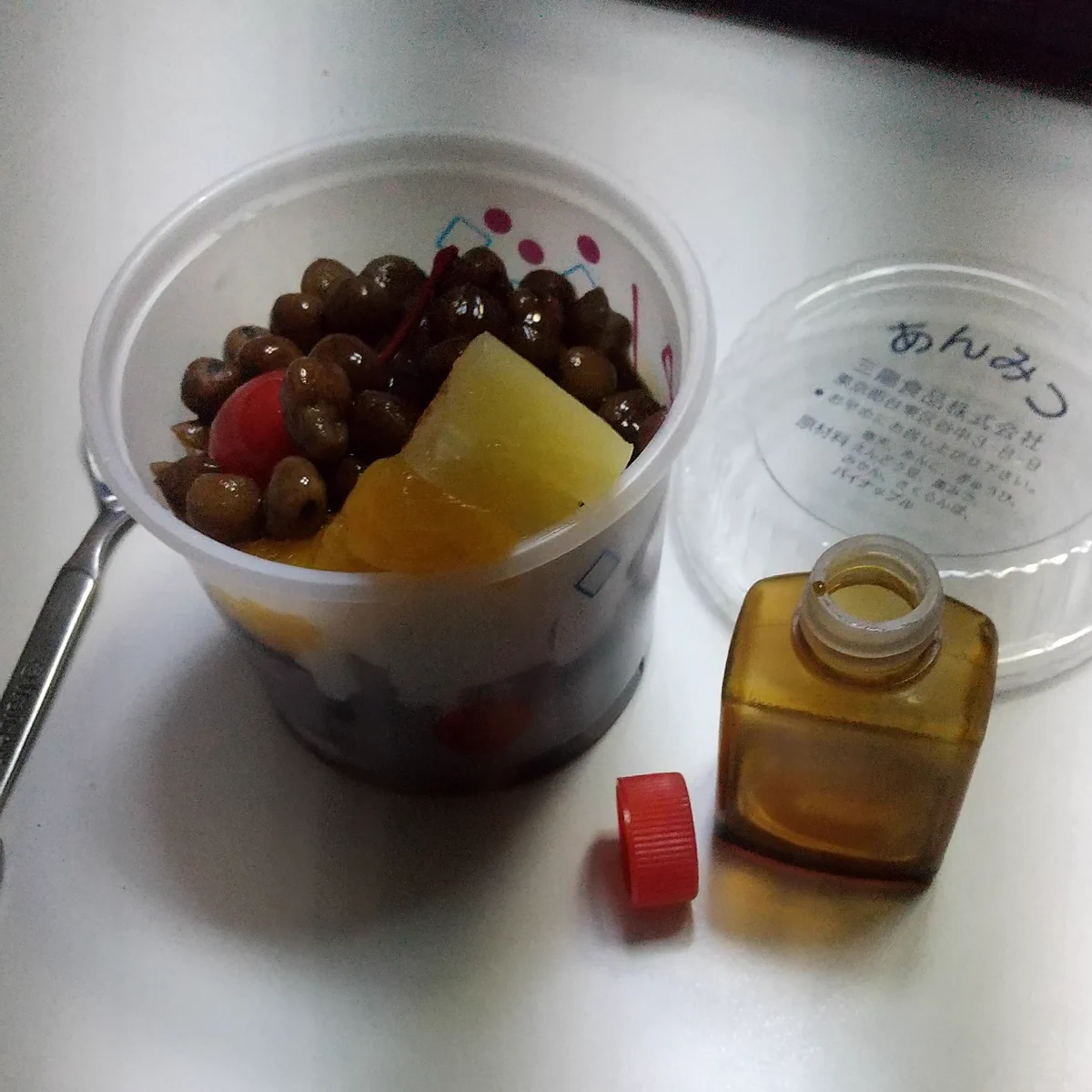 あんみつに黒蜜をかけたつもりが。なんと、ウナギのたれだった。